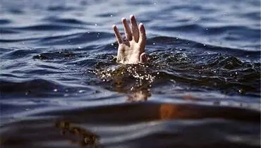 طنز اما واقعی از جسد زنده بر‌ روی‌ آب در‌ هند+ فیلم