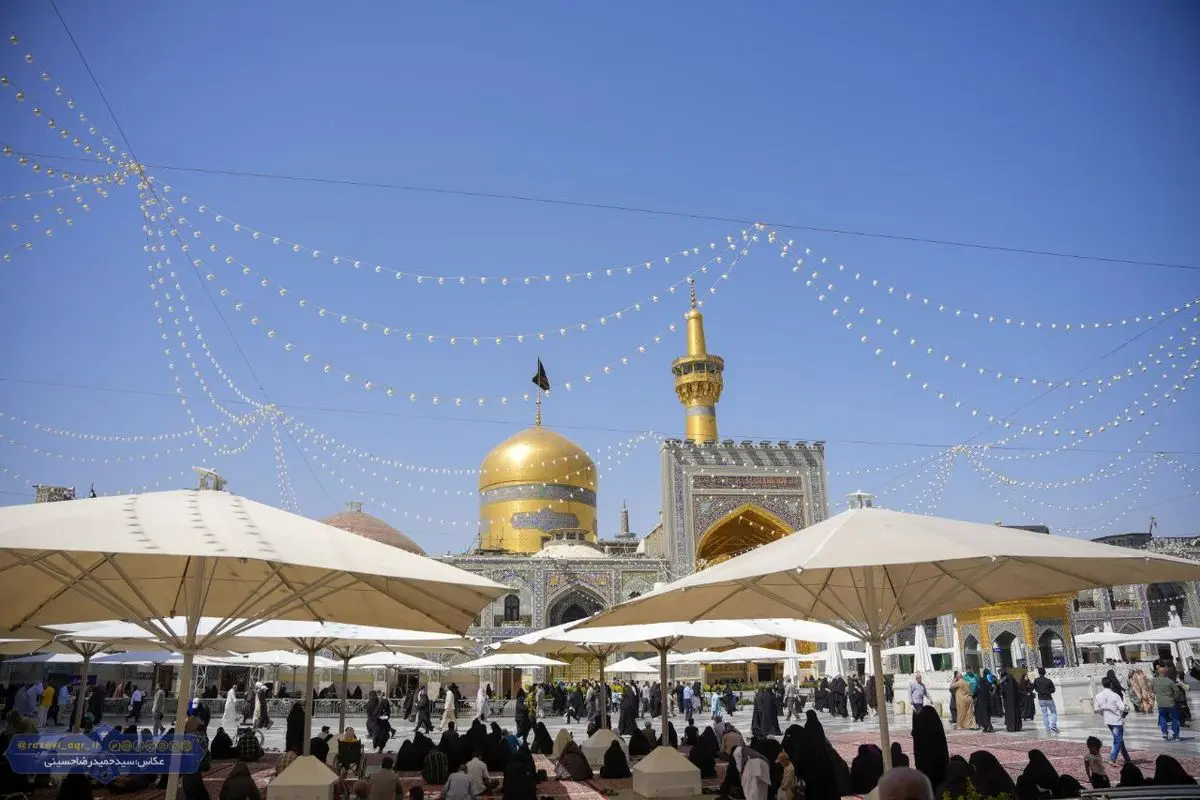تعویض پرچم گنبد مطهر امام هشتم (ع)/عکس