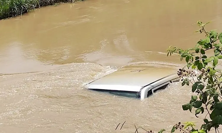 سقوط خودرو به داخل سد مهاباد و جان باختن راننده +فیلم