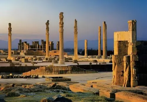 فرونشست در دو قدمی نقش رستم و کعبه زرتشت