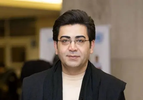 فرزاد حسنی روی آنتن زنده می آید