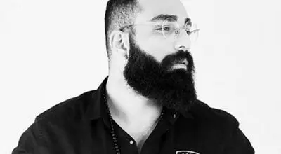 «حمید صفت» در حال خوردن سیب زمینی تخم مرغ در پشت صحنه سریال بامداد خمار