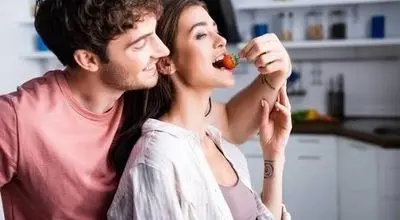 از آووکادو تا شکلات تلخ؛ خوراکی‌هایی که زندگی عاشقانه‌تان را متحول می‌کنند!