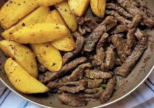ناهار امروز: طرز تهیه یک غذای لذیذ و ساده؛ استیک با سیب زمینی سرخ شده