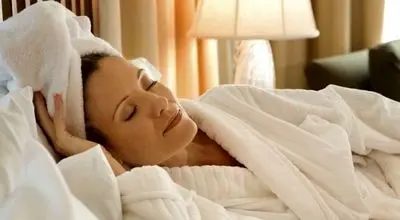 ۵ دلیل مهمی  که چرا نباید شب‌ها با موهای خیس بخوابید؟
