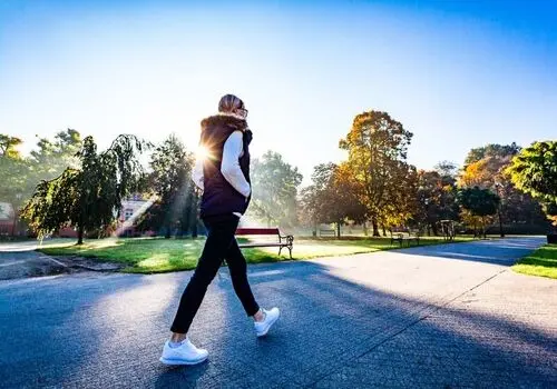 آیا پیاده‌روی به هضم غذا کمک می‌کند؟
