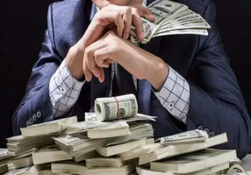 ساعت ۶۳۰ میلیارد تومانی آقازاده ثروتمند! + عکس