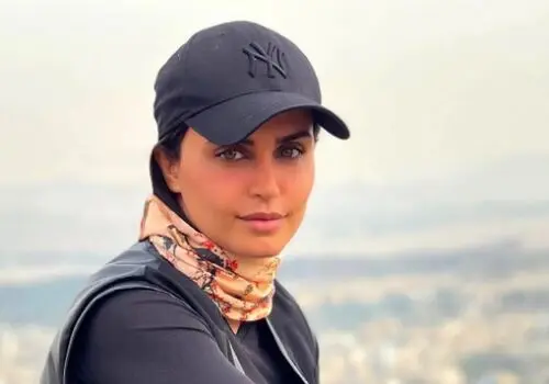 تیپ و چهرۀ «الناز شاکردوست» در مراسم جشن حافظ؛ سال 99