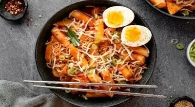 دوکبوکی، غذای خیابانی محبوب کره ای‌ها؛ تند، پنیری و خوشمزه + روش تهیه