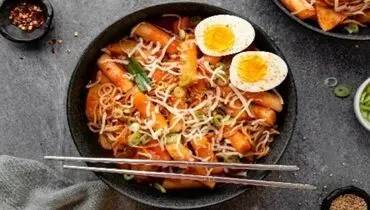 دوکبوکی، غذای خیابانی محبوب کره ای‌ها؛ تند، پنیری و خوشمزه + روش تهیه