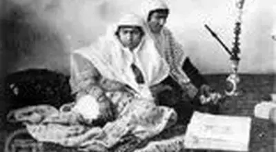 تصویری جالب از زن ایرانی در حال گرفتن «شپش» موی یک دختر در دوران قاجار