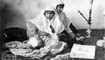 تصویری جالب از زن ایرانی در حال گرفتن «شپش» موی یک دختر در دوران قاجار