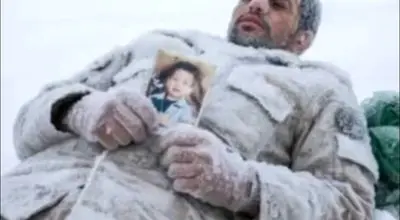 استقبال تلخ و عجیب فرزند مرزبان وطن از پیکر مطهر پدرش/ویدیو 