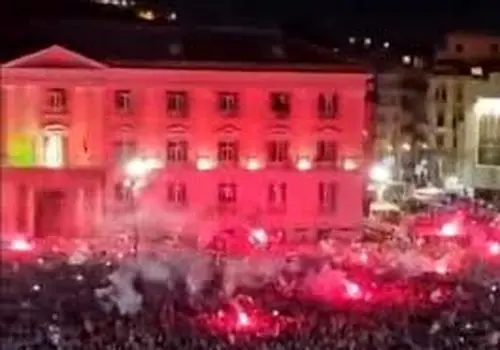 شهر ناپل، پس از قهرمانی ناپولی منفجر شد
