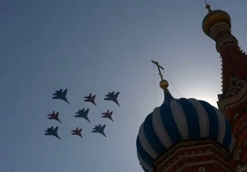 ۱۲ سال زندان به جرم رها کردن بادکنک‌های رنگی در آسمان مسکو!