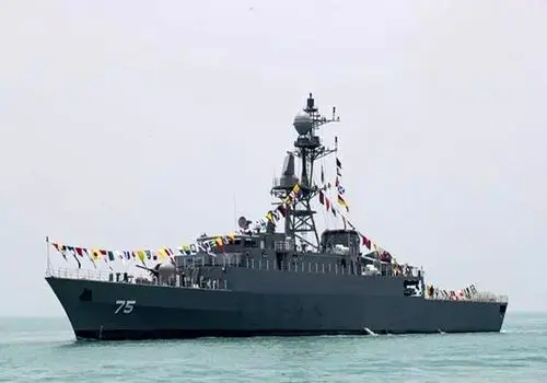 استقبال پرشور مردم از قهرمان بازمانده ناوشکن دنا + تصاویر