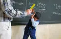 بینی شکسته و پرده گوش پاره؛ تنبیه دانش‌آموز توسط مدیر به‌خاطر یک شوخی
