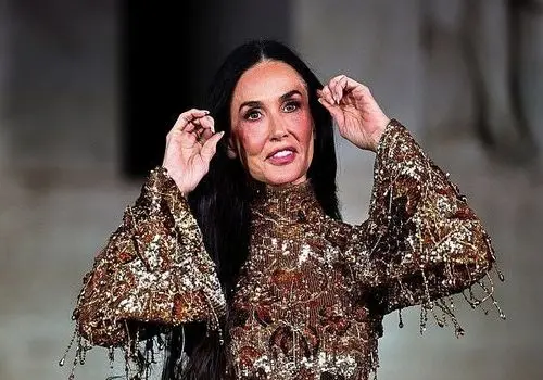 درخشش بی سابقه دمی مور ۶۲ ساله با لباسی پر زرق و برق و جنجالی در هفته مد میلان+ عکس