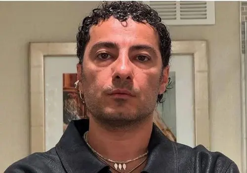 استایل جدید نوید محمدزاده از داخل سرویس بهداشتی