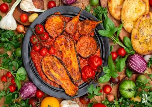 طرز تهیه خوراک گوجه بادمجان ساده با طعمی بی‌نظیر
