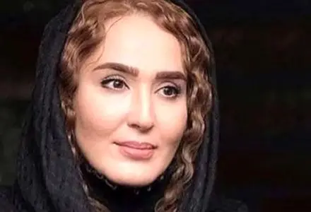 نگاهی به چیدمان عزای زهره فکور صبور با شمع و گل و قاب عکس در خانه پدری‌اش + بیوگرافی و علت خودکشی