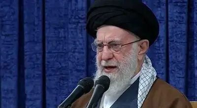 احترام نظامی قهرمانان به پرچم ایران در حضور رهبر انقلاب + عکس