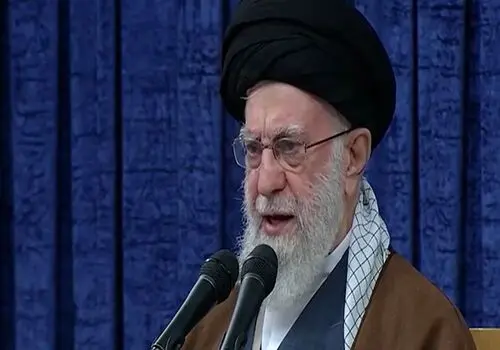 رضا گلزار با تیپ جدیدش غوغا به پا کرد/ آقای بازیگر با کت و شلوار شیکش نگاه‌ها جلب کرد+عکس