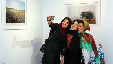 عکس بازیگر زن بر سر مزار ماه‌چهره خلیلی در لندن