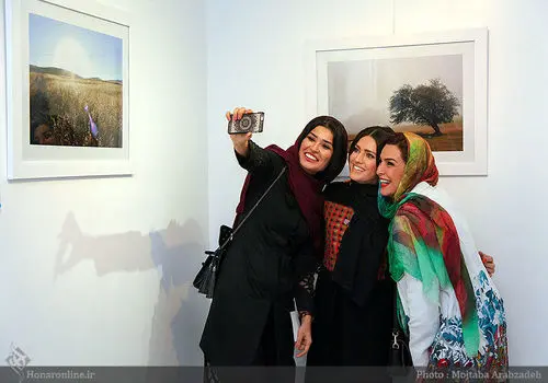 عکس بازیگر زن بر سر مزار ماه‌چهره خلیلی در لندن