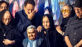 کوروش تهامی در مراسم چهلم اکبر عبدی؛ فکر می‌کنم اکبر عبدی زنده است و این هم یکی دیگر از شوخی‌های اوست/ویدیو 