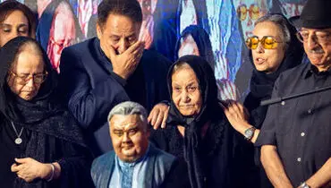 کوروش تهامی در مراسم چهلم اکبر عبدی؛ فکر می‌کنم اکبر عبدی زنده است و این هم یکی دیگر از شوخی‌های اوست/ویدیو 