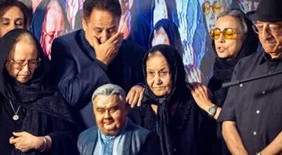 کوروش تهامی در مراسم چهلم اکبر عبدی؛ فکر می‌کنم اکبر عبدی زنده است و این هم یکی دیگر از شوخی‌های اوست/ویدیو 