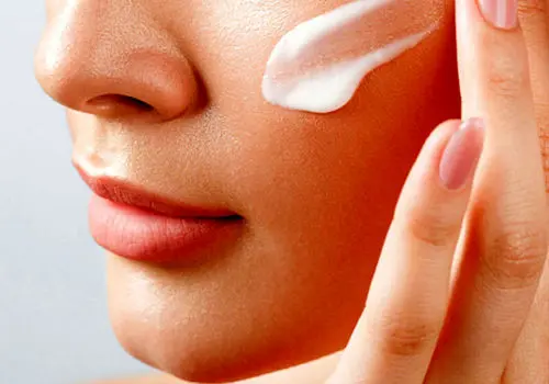 هیالورونیک اسید چگونه بر زیبایی پوست اثر می‌گذارد؟

