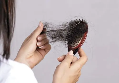 ۷ روش مفید برای قطع ریزش مو