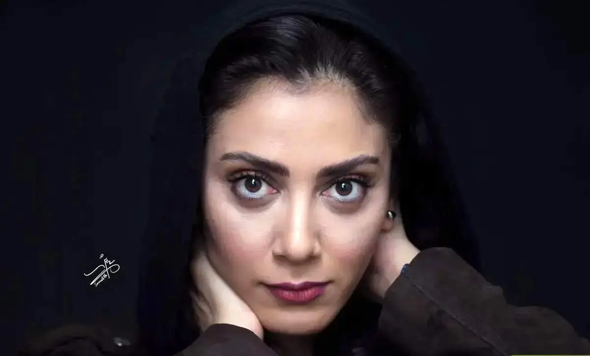 استایل پاییزی و ژستهای مونا فرجاد در پشت صحنه نمایش بازی های شبانه+عکس