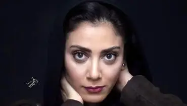 استایل پاییزی و ژست‌های مونا فرجاد در پشت صحنه نمایش بازی های شبانه+عکس