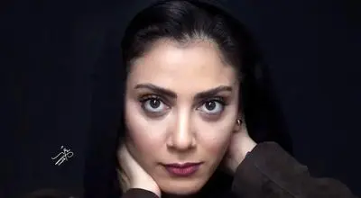 استایل پاییزی و ژست‌های مونا فرجاد در پشت صحنه نمایش بازی های شبانه+عکس