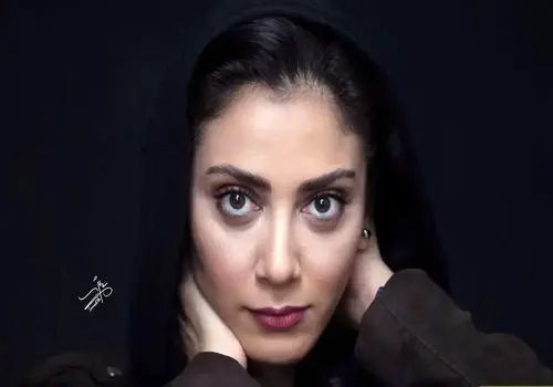 استایل پاییزی و ژست‌های مونا فرجاد در پشت صحنه نمایش بازی های شبانه+عکس