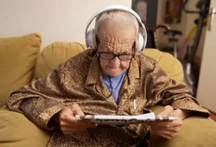 ویدئو خوش‌انرژی از بازیگر ۸۷ ساله سینمای ایران