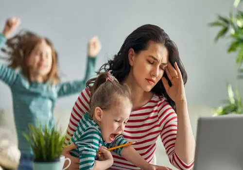 اندوه مادر و خاله مهرداد صدیقیان در مراسم وداع با پدر +فیلم
