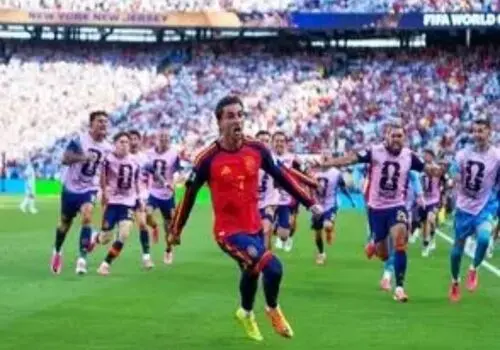 سیس گنگ برادر یامال در جشن قهرمانی اسپانیا