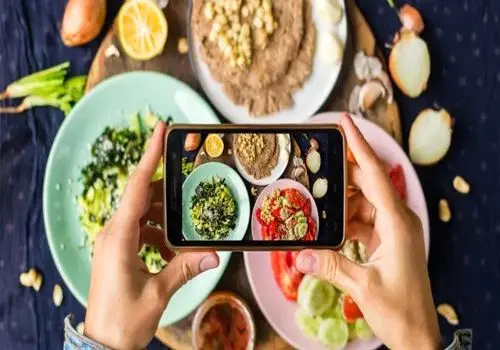 پرخوری در مقابل دوربین؛ ترند جدید فودبلاگرها در صفحات مجازی