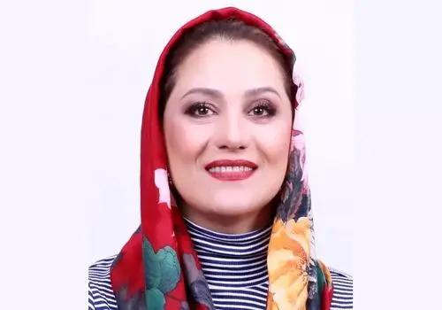 ثبت یک لحظه خانوادگی در جوار شاعر نامی؛ مژده لواسانی در آرامگاه سعدی!