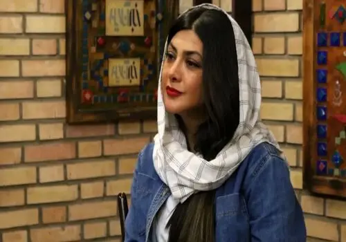 آزاده صمدی تیپش را با ماشین لاکچری‌اش سِت کرد