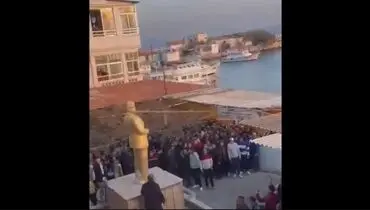 لحظه سرنگونی مجسمه حافظ اسد در سوریه + فیلم