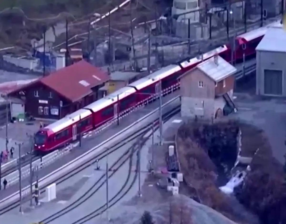 طولانی‌ترین قطار مسافربری جهان در کوه‌های آلپ+ ویدئو

