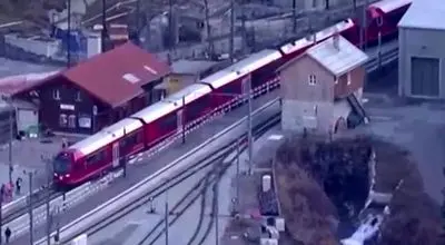 طولانی‌ترین قطار مسافربری جهان در کوه‌های آلپ+ ویدئو

