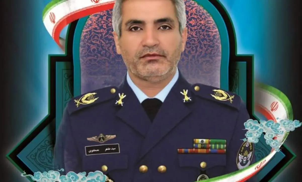ادای احترام نظامی دختر شهید خلبان سید طاهر مصطفوی به تابوت پدرش+ عکس