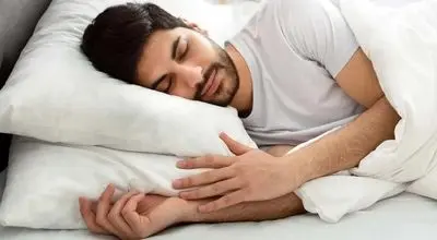هنگام خوابیدن دست‌ها را چطور قرار دهیم؟