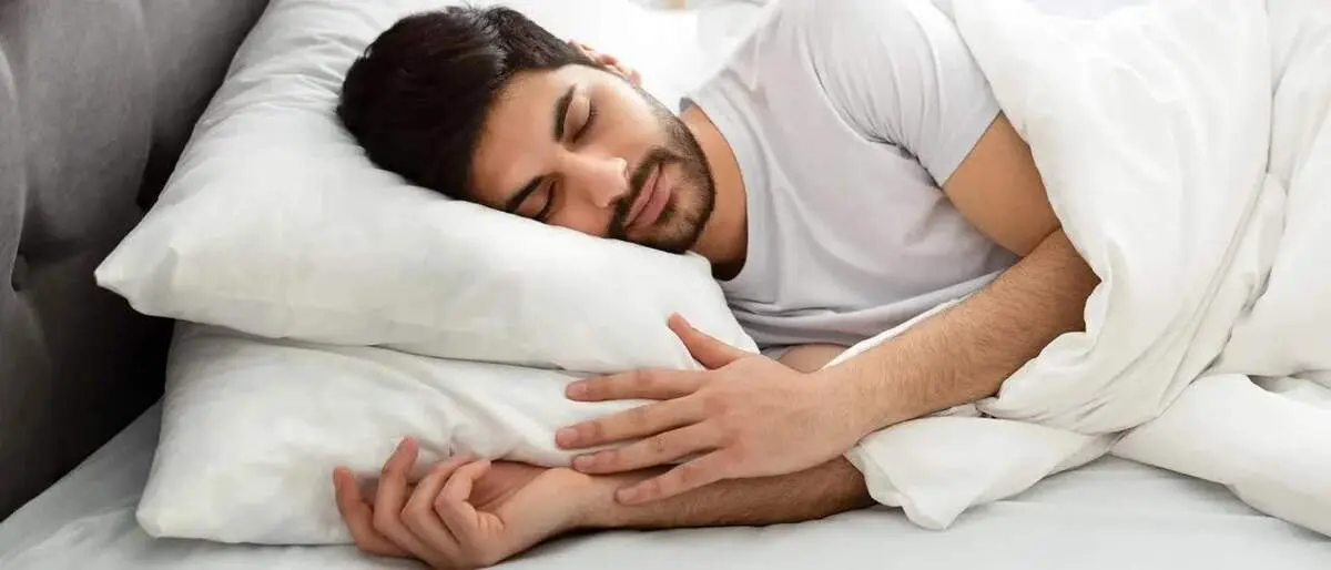 هنگام خوابیدن دست‌ها را چطور قرار دهیم؟
